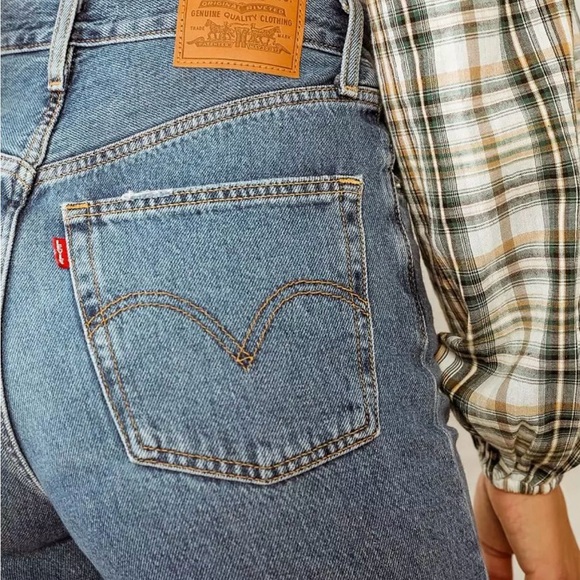 Levis Premium Big E Super High Rise Loose in hip wide leg Baggy Jeans. Med. Wash - Picture 4 of 10